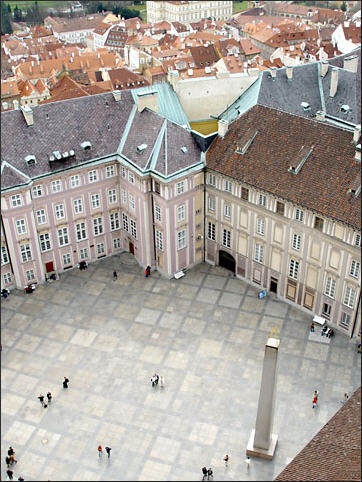 Hlavní hradní nádvoří s obeliskem. Obelisk s pozlacenou pyramidou je vsazen přímo do míst posvátného zřídla.