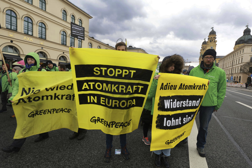 Klima je globální problém. Pokud Evropa sníží své emise na nulu a zbytek světa je bude nadále zvyšovat, bude vliv na klima nulový. Německý plán ve výsledku nesníží škody způsobené globálním oteplováním a extrémními jevy počasí ani o euro. Na snímku: Demonstranti proti jaderné energii oslavují uzavření posledních německých jaderných elektráren a vyzývají k zákazu jaderné energie v celé Evropě, Mnichov, 15. dubna 2023. (Foto: Johannes Simon / Getty Images)