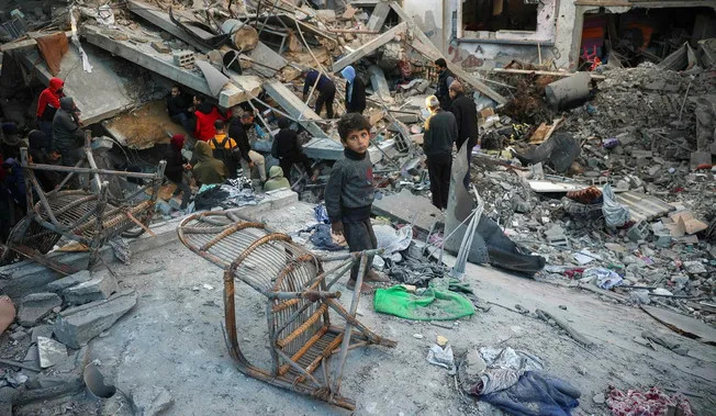 Palestinci v centru Gazy po izraelském úderu, ve středu. Kredit: Eyad Baba/AFP