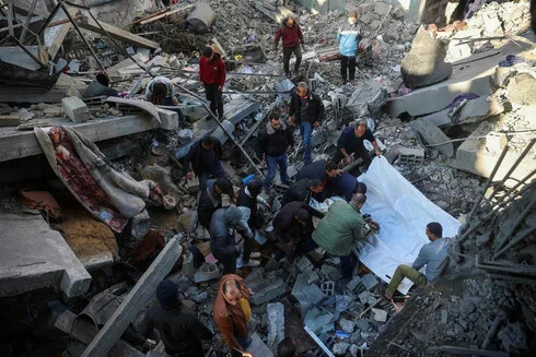 Palestinci ve středu prohledávají místo izraelského úderu v centru Gazy. Kredit: Eyad Baba/AFP