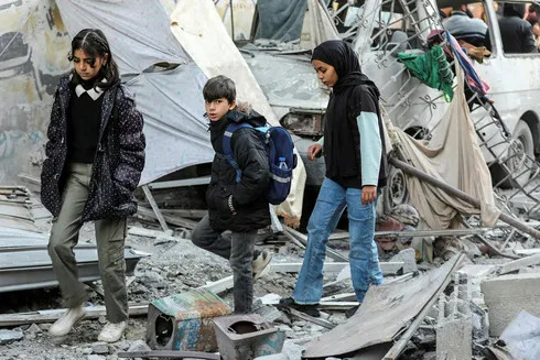 Děti v uprchlickém táboře Nuseirat v centru Gazy ve čtvrtek. Kredit: Ramadan Abed/Reuters