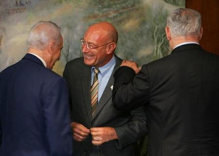 Izraelský filmový producent Arnon Milchan (mezi Peresem a Netanjahuem) je blízkým přítelem izraelského prezidenta Šimona Perese („jeho první dopis, který napsal jako prezident, šel ke mně“), ministra obrany Ehuda Baraka a předsedy strany Likud Binyamina („Bibiho“) Netanjahua. Milchan, který svou kariéru zahájil v hnojivářsko-chemické společnosti Milchan Brothers, údajně vlastní 30 společností v 17 zemích působících v oblasti plastů, elektroniky, komunikací a léčiv.