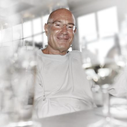 Byl izraelský chemický magnát Arnon Milchan autorem zápletky pilotní epizody seriálu Osamělí střelci, v níž bylo na dálku uneseno osobní letadlo a vletělo do Světového obchodního centra?