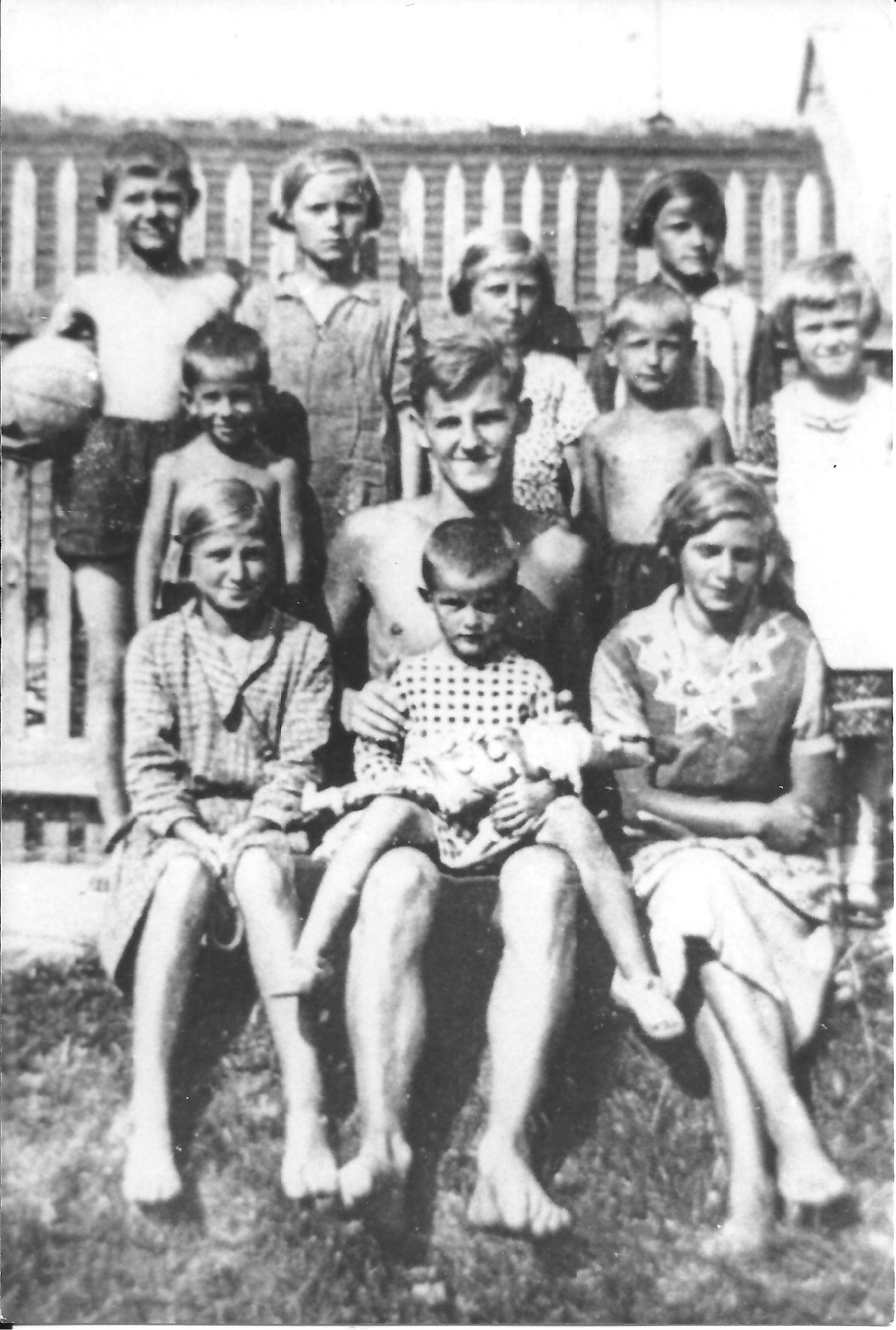 Adolf Opálka v Rešicích, první vpravo Rudolfa Heinová(Miluška)