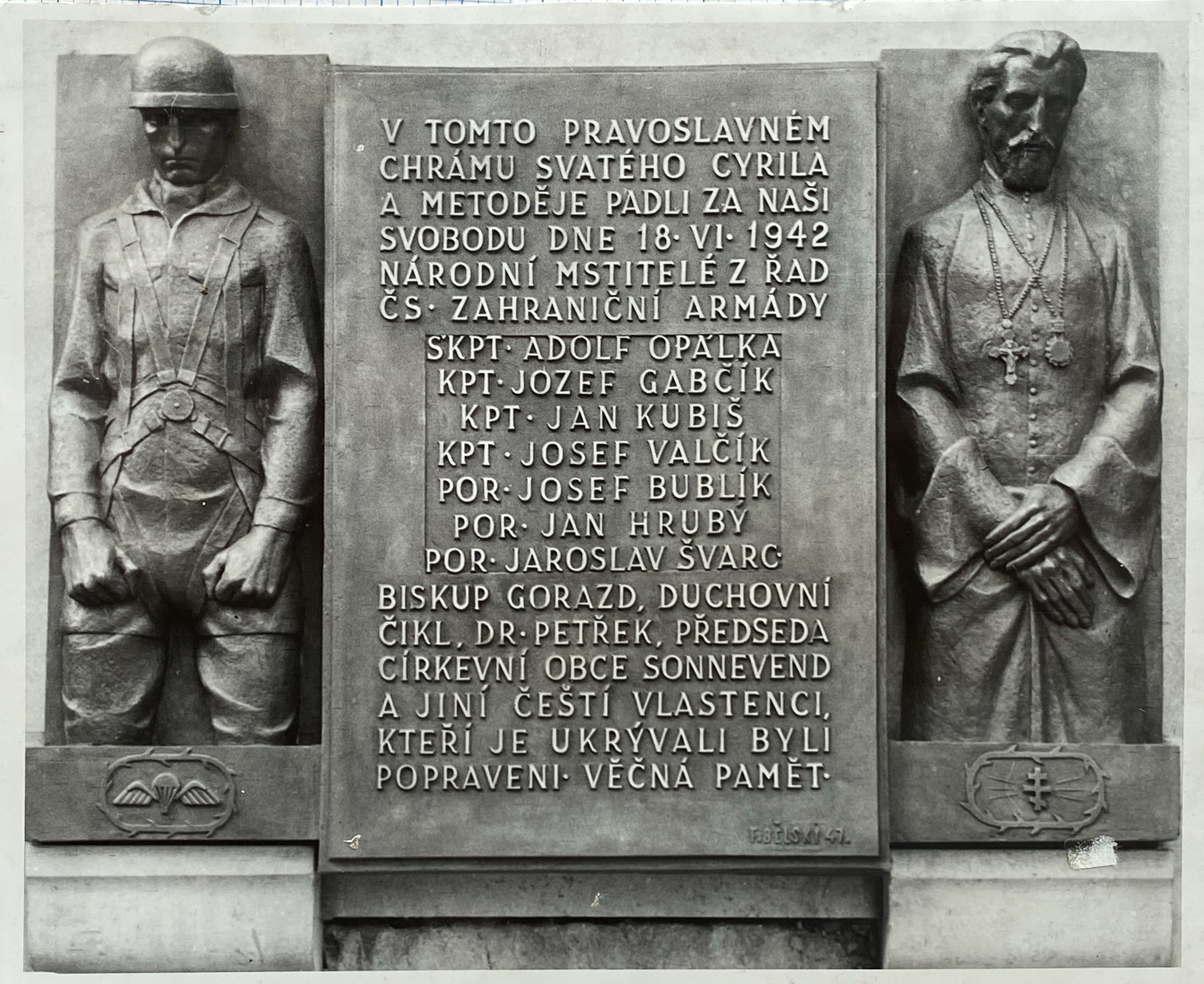 Pamětní deska nad okénkem do krypty pravoslavného chrámu sv. Cyrila a Metoděje v Resslově ulici. (Rodinný archiv Františka Bělského, v soukromém držení)
