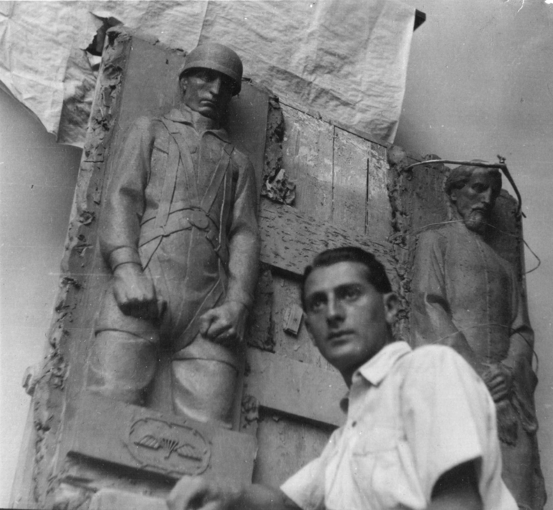 František Bělský před rozpracovanou pamětní deskou, říjen 1947. (Rodinný archiv Františka Bělského, v soukromém držení)