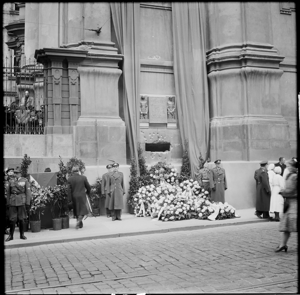 Odhalení pamětní desky na katedrálním chrámu sv. Cyrila a Metoděje v Resslově ulici dne 28. října 1947. (Národní archiv, KSČ-sbírka negativů, ukl. č. 52_ 04_2550)