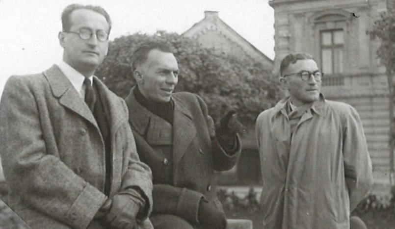 František Kocourek (uprostře) s přáteli během přednášky v Opočně, září 1939. Národní archiv, f. František Kocourek, nezprac.