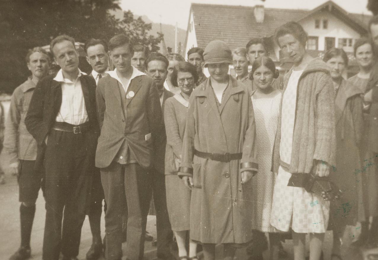 Účastníci letní školy pro mírové spolupracovníky v Oberammergau, r. 1926, PP první zprava, OF čtvrtá zleva, NPMK, Archiv P. Pittra a O. Fierzové, fond Fotoarchiv, inv. č. APP – F 284