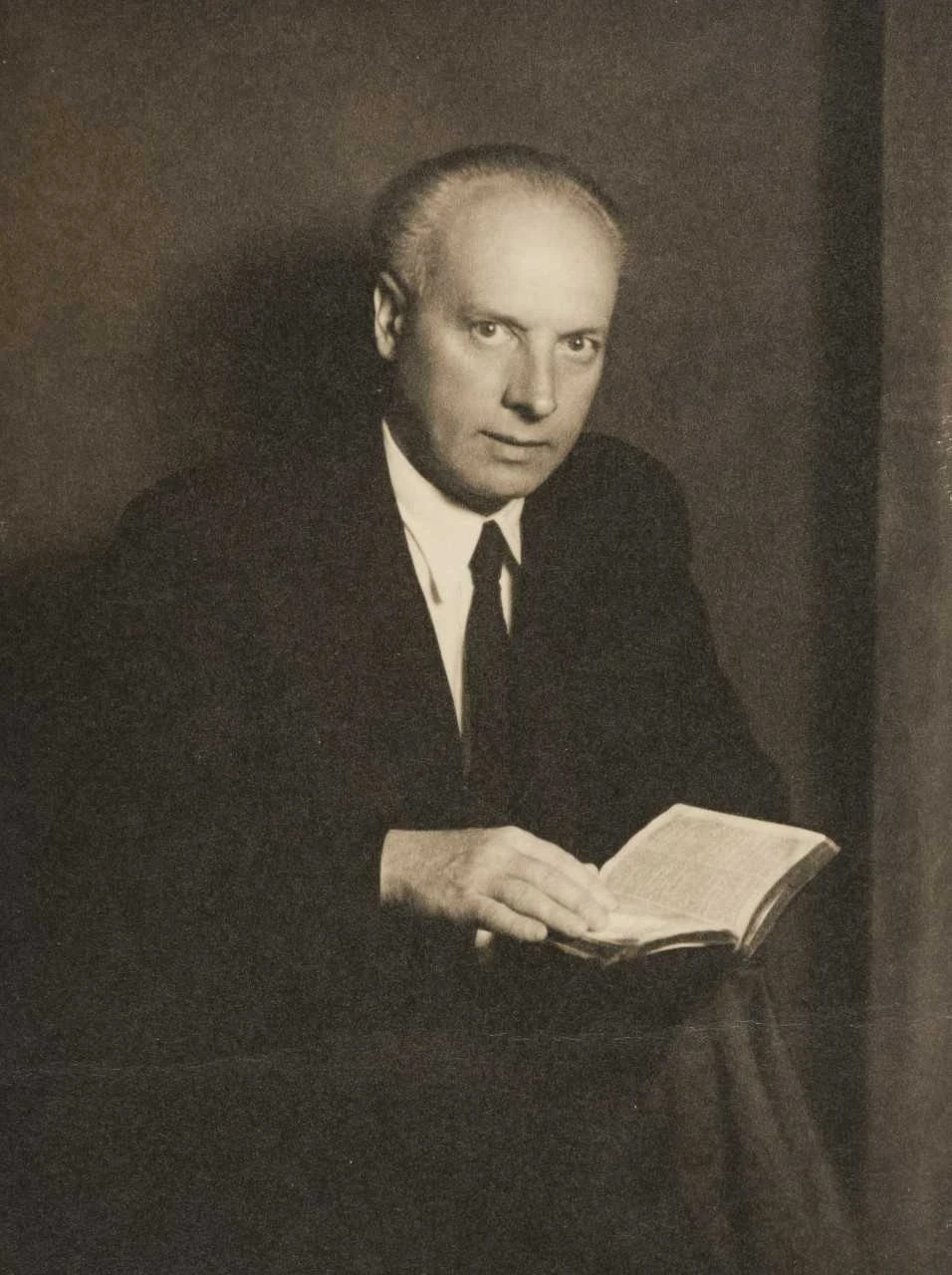 Ateliérový portrét Přemysla Pittra s knihou, nedat. Fotografie pochází z Archivu P. Pittra a Olgy Fierzové, Národní pedagogické muzeum a knihovna J. A. Komenského v Praze, fond Fotoarchiv.