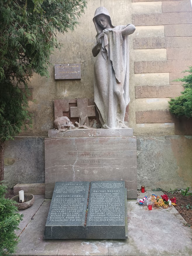 Pamětní deska gen. Josefu Mašínovi a Zdeně Mašínové na nádvoří zámku v Poděbradech