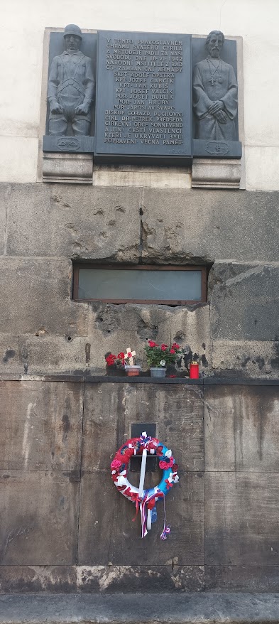 Pamětní deska na stěně kostela sv. Cyrila a Metoděje v Resslově ulici