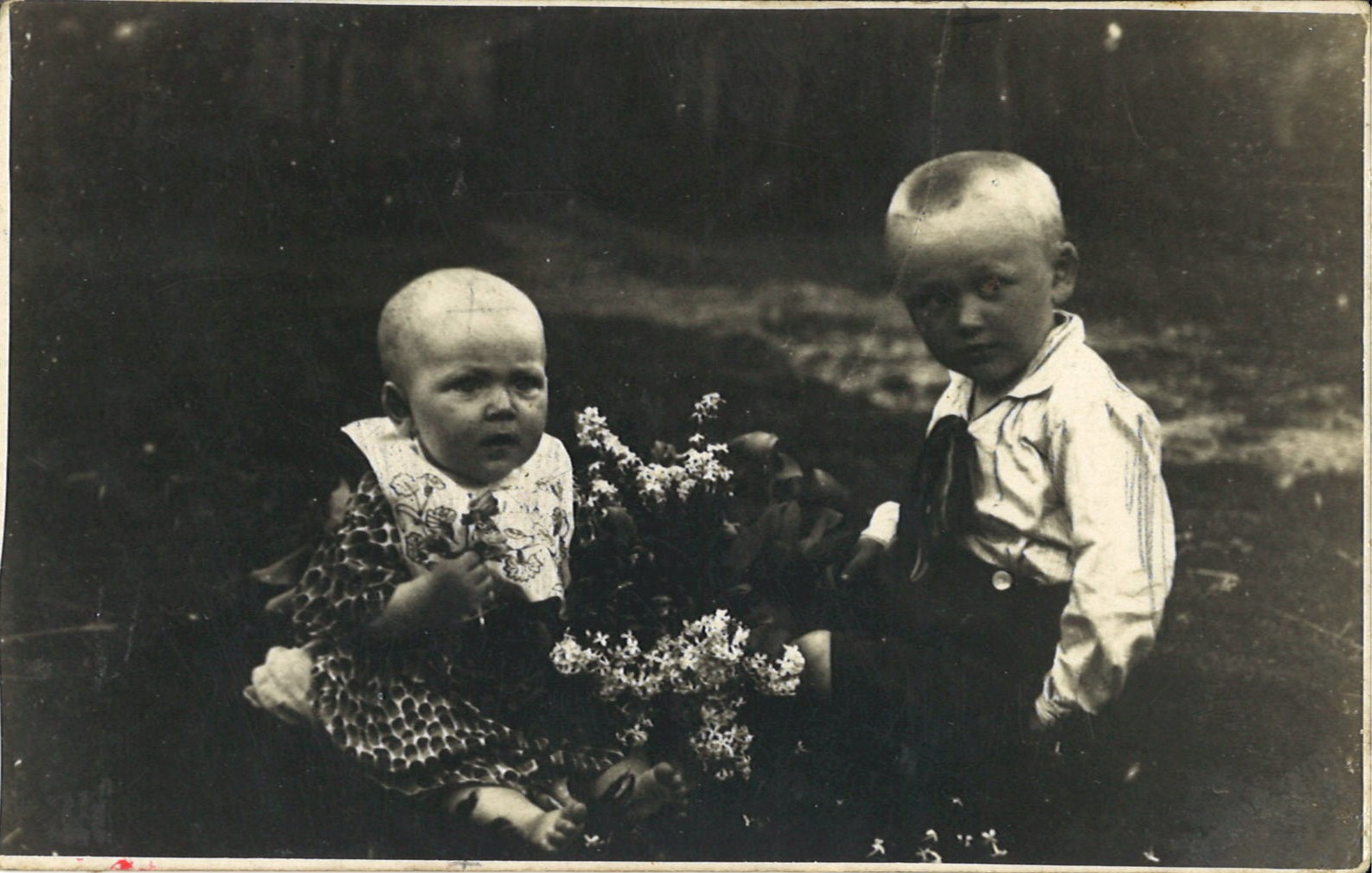 Josef Řepík se svojí sestřičkou Marií v roce 1937. Národní archiv, f. Sdružení Čechů z Volyně a jejich přátel, nezprac. 