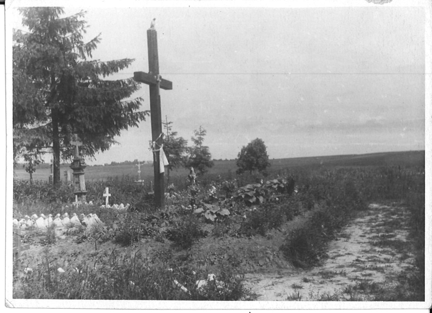 Společný hrob obětí malínského masakru. Národní archiv, f. Sdružení Čechů z Volyně a jejich přátel, nezprac.